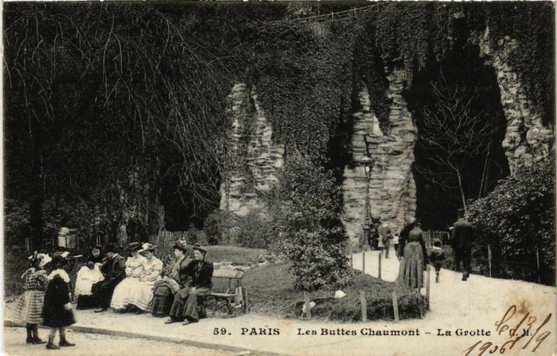 Carte postale ancienne Les Buttes Chaumont - La Grotte à Paris 19e