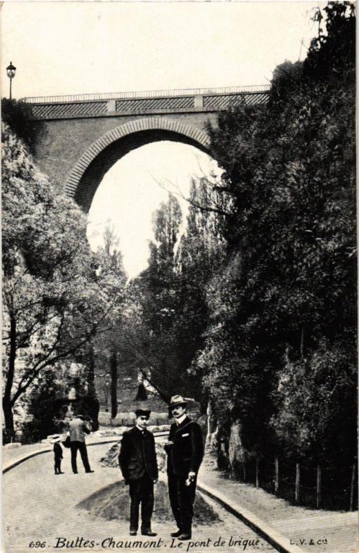 Carte postale ancienne Buttes-Chaumont - Le pont de brique à Paris 19e