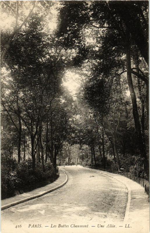 Carte postale ancienne Les Buttes-Chaumont - Une Allée à Paris 19e