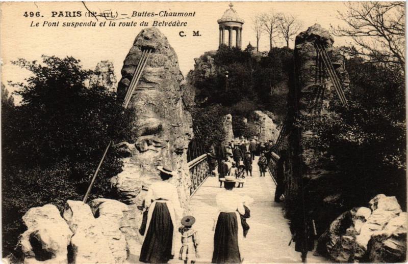 Carte postale ancienne Buttes-Chaumont - Le Pont Suspendu et la route du Belvédère à Paris 19e