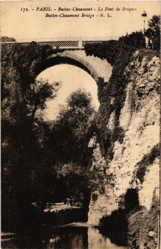 Carte postale ancienne Buttes-Chaumont - Le Pont de Briques à Paris 19e