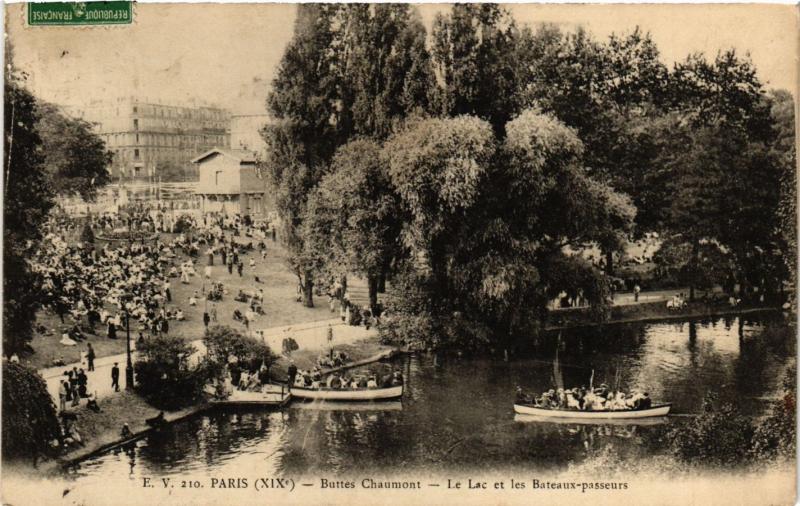 Carte postale ancienne Buttes-Chaumont - Lac et Bateaux passeurs à Paris 19e