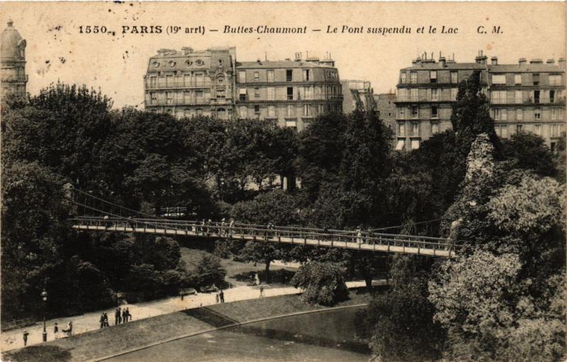 Carte postale ancienne Buttes-Chaumont - Le Pont suspendu et le Lac à Paris 19e
