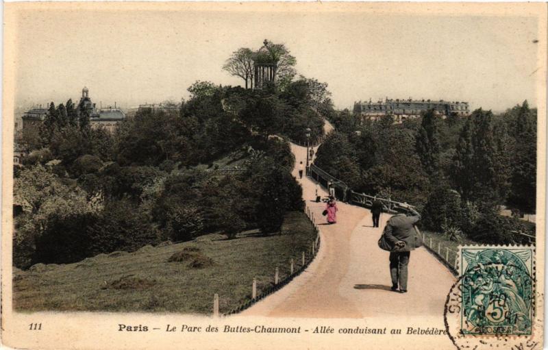 Carte postale ancienne Le Parc des Buttes-Chaumont - Allée conduisant au Belvédère à Paris 19e
