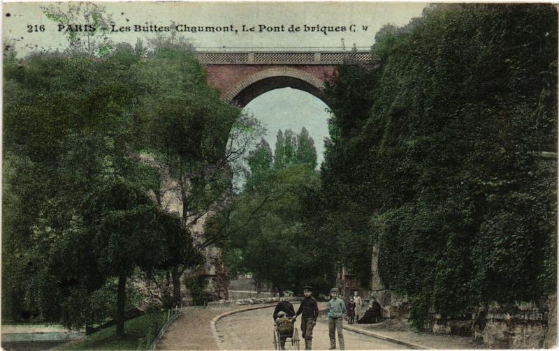 Carte postale ancienne Les Buttes Chaumont - Le Pont de Briques à Paris 19e