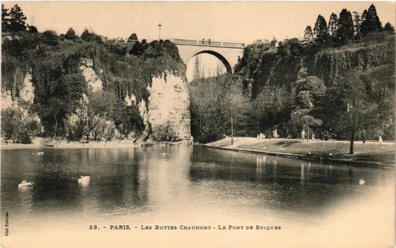 Carte postale ancienne Les Buttes Chaumont - Le Pont de Briques à Paris 19e