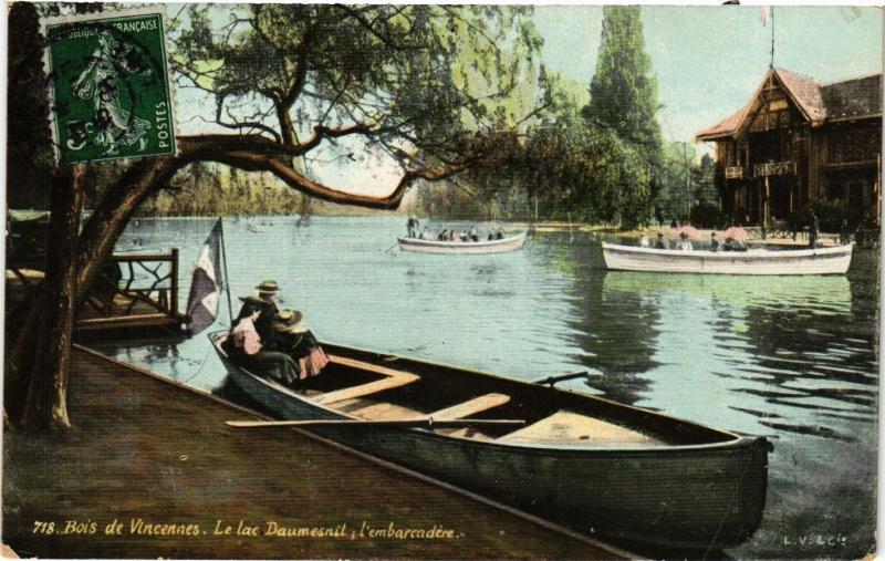 Carte postale ancienne Paris 12e-Bois de Vincennes-Le Lac Daumesnil-L'Embarcadére à Paris 12e