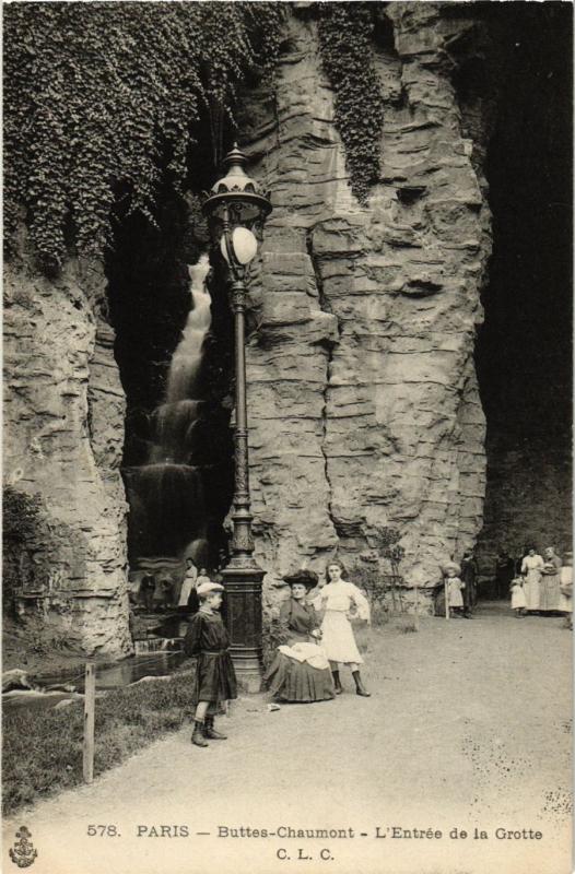 Carte postale ancienne Buttes-Chaumont - Entrée de la Grotte à Paris 19e