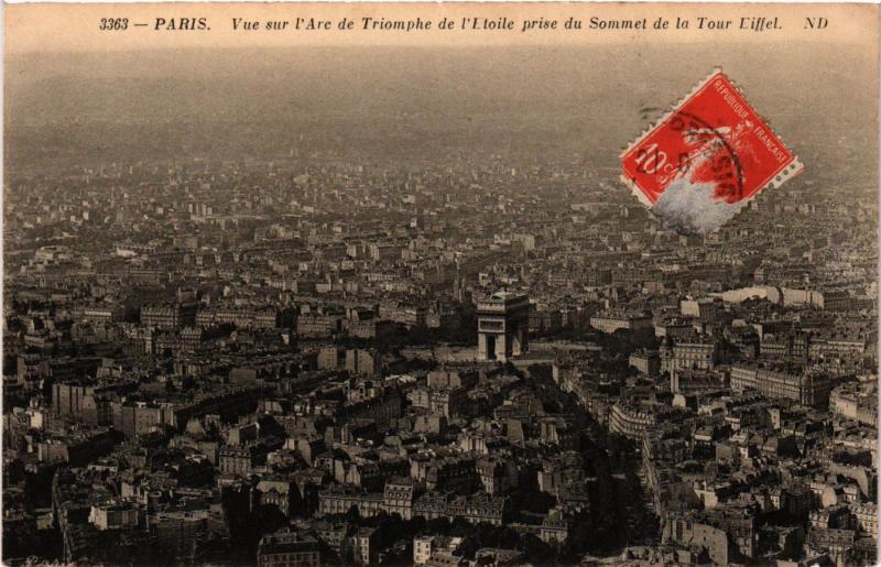 Carte postale ancienne Vue sur l'Arc de Triomphe de l'Etoile prise du sommet de la Tour Eiffel à Paris 7e