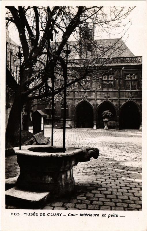 Carte postale ancienne Paris 5e-Musée de Cluny-Cour intérieure et puits à Paris 5e
