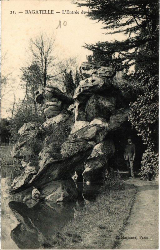 Carte postale ancienne L'Entrée de la grotte à Paris 16e