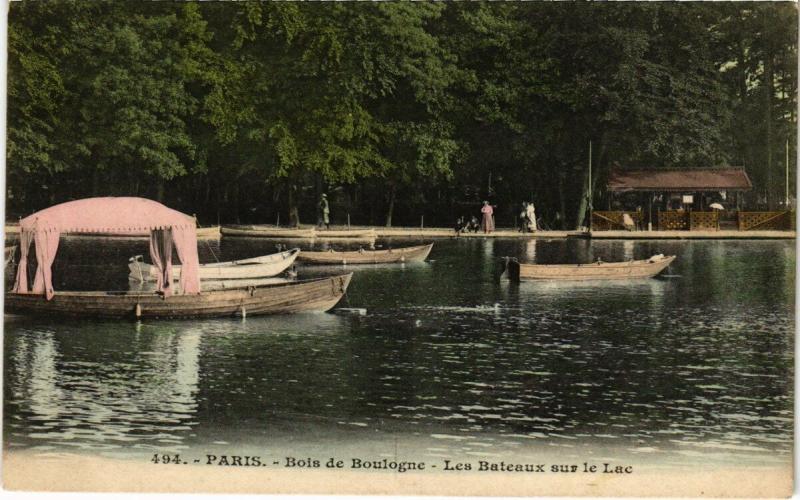 Carte postale ancienne Bois de Boulogne - Les Bateaux sur le Lac à Paris 16e