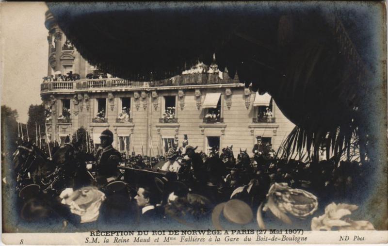 Carte postale ancienne Réception du Roi de Norwège a Paris (27 Mai 1907) - Sa Majesté la Reine Maud et Madame Fallières à la Gare du Bois-de-Boulogne à Paris 16e