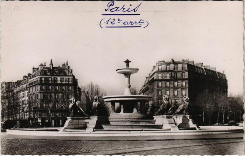 Carte postale ancienne Paris 12e - La Fontaine de la place Félix-Eboué à Paris 12e