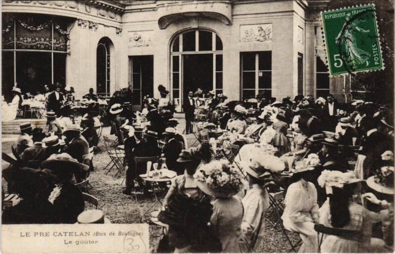 Carte postale ancienne Le Pré Catelan (Bois de Boulogne) - Le goûter à Paris