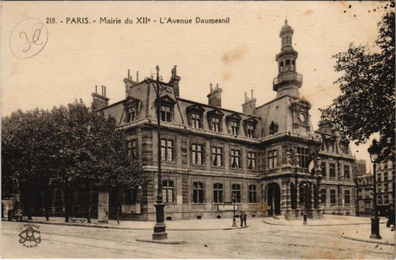 Carte postale ancienne Mairie du XIIe - L'Avenue Daumesnil à Paris 12e