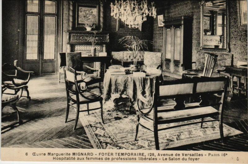 Carte postale ancienne Oeuvre de Marguerite Mignard - Foyer temporaire - Hospitalité aux femmes de professions libérales - Le Salon du foyer à Paris 16e