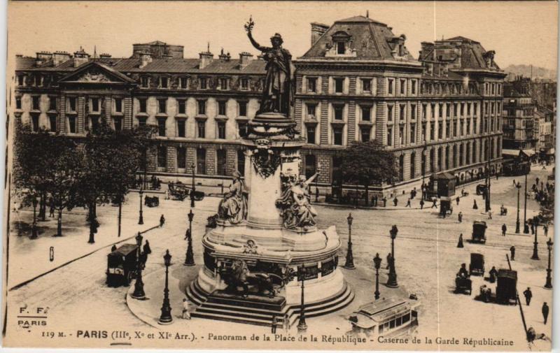 Carte postale ancienne Paris 3e, 10e & 11e - Panorama de la Place de la République à Paris 3e