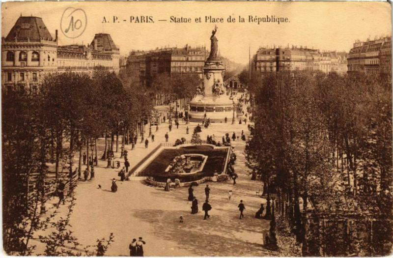 Carte postale ancienne Paris 11e - Statue et Place de la République à Paris 11e