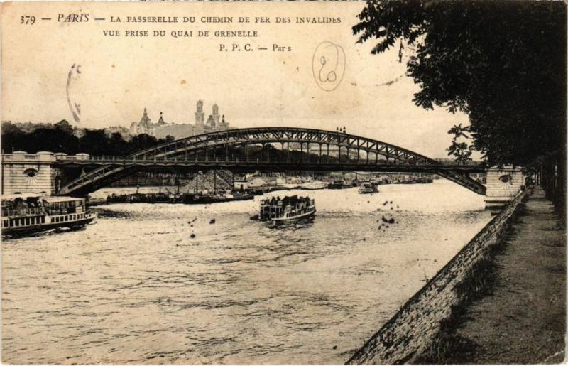 Carte postale ancienne La Passerelle du Chemin de Fer des Invalides - Vue prise du Quai de Grenelle à Paris 15e