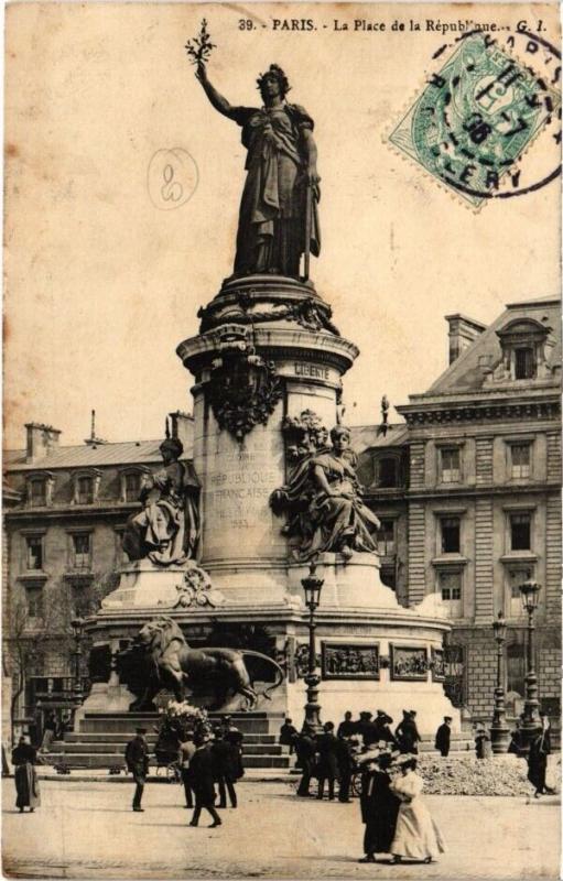 Carte postale ancienne Paris 11e - La Place de la République à Paris 11e
