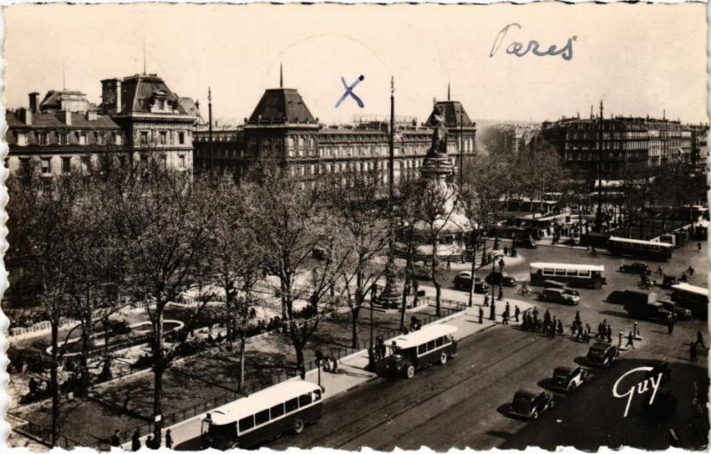Carte postale ancienne Paris 11e - Place de la République à Paris 11e