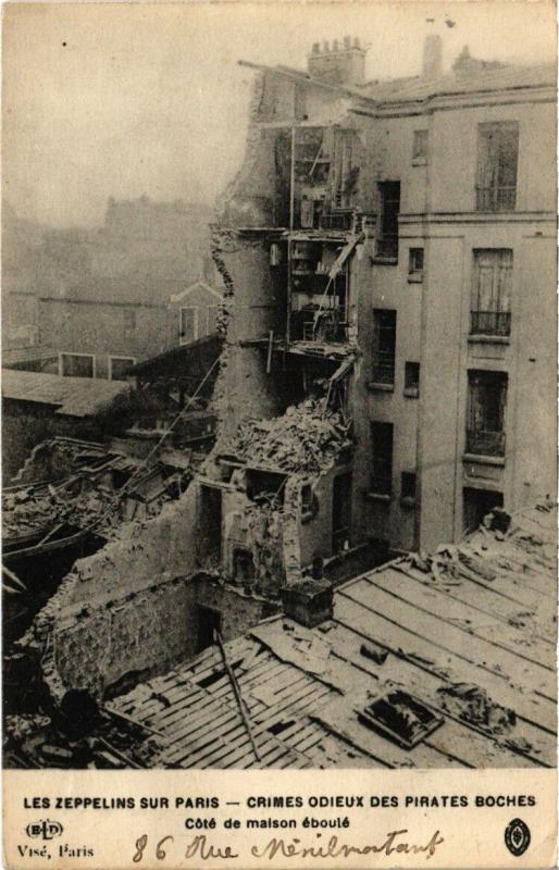 Carte postale ancienne Les Zeppelins sur Paris - Crimes odieux des pirates Boches - Côté de maison éboulé à Paris 20e