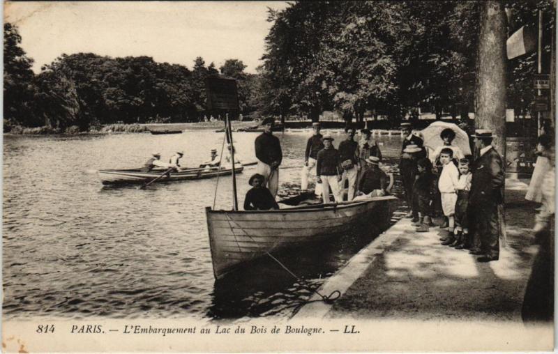 Carte postale ancienne L'Embarquement du Lac au Bois de Boulogne à Paris 16e
