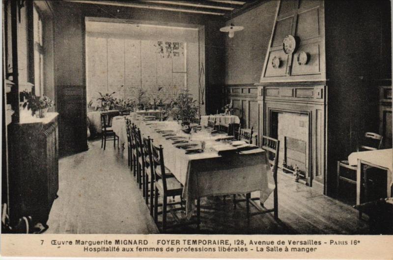 Carte postale ancienne Oeuvre de Marguerite Mignard - Foyer temporaire - Hospitalité aux femmes de professions libérales - La Salle à manger à Paris 16e
