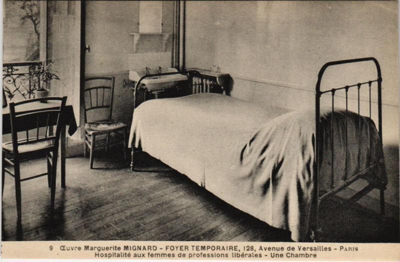 Carte postale ancienne Oeuvre de Marguerite Mignard - Foyer temporaire - Hospitalité aux femmes de professions libérales - Une Chambre à Paris 16e