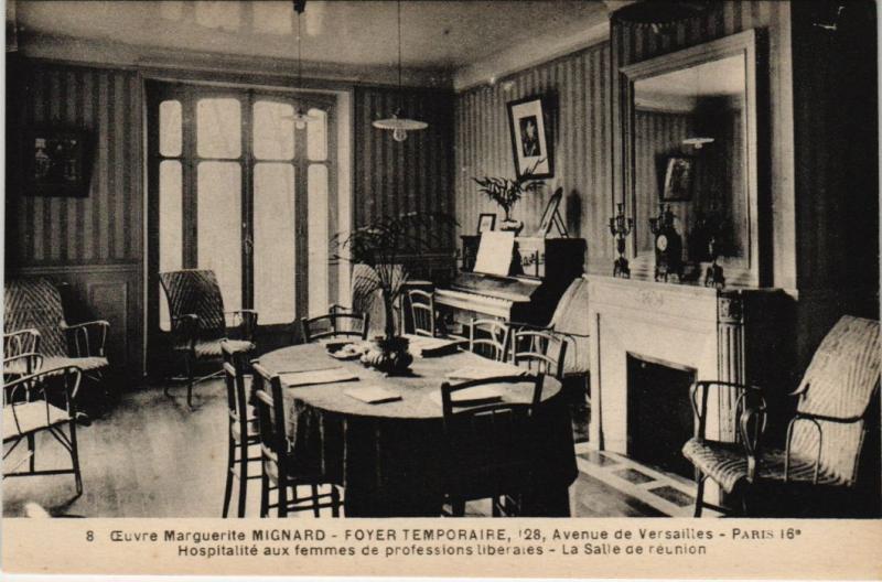 Carte postale ancienne Oeuvre de Marguerite Mignard - Foyer temporaire - Hospitalité aux femmes de professions libérales - La Salle de réunion à Paris 16e