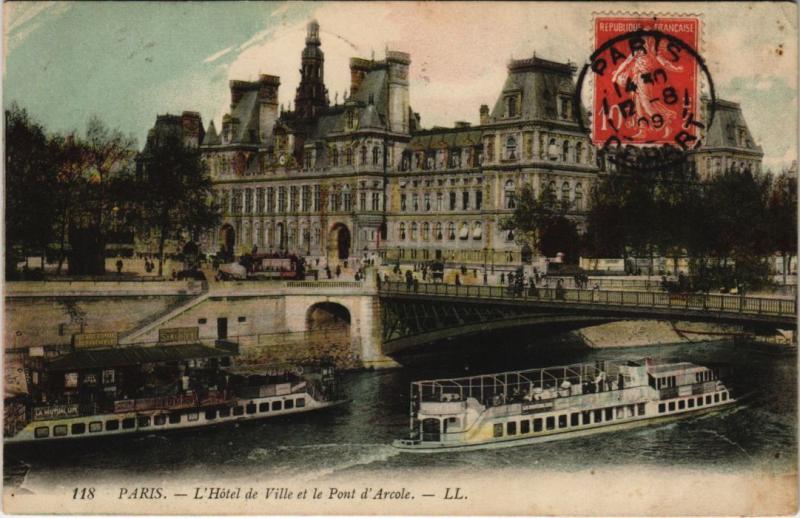 Carte postale ancienne Paris 4e - L'Hotel de Ville et le Pont d'Arcole à Paris 4e