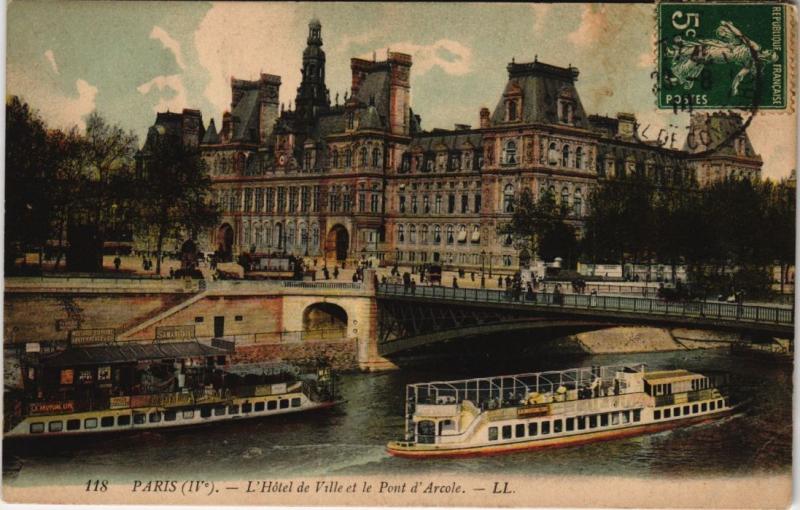 Carte postale ancienne Paris 4e - L'Hotel de Ville et le Pont d'Arcole à Paris 4e