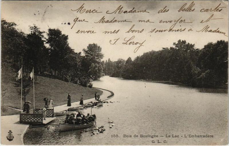 Carte postale ancienne Bois de Boulogne - Le Lac - L'Embarcadère à Paris