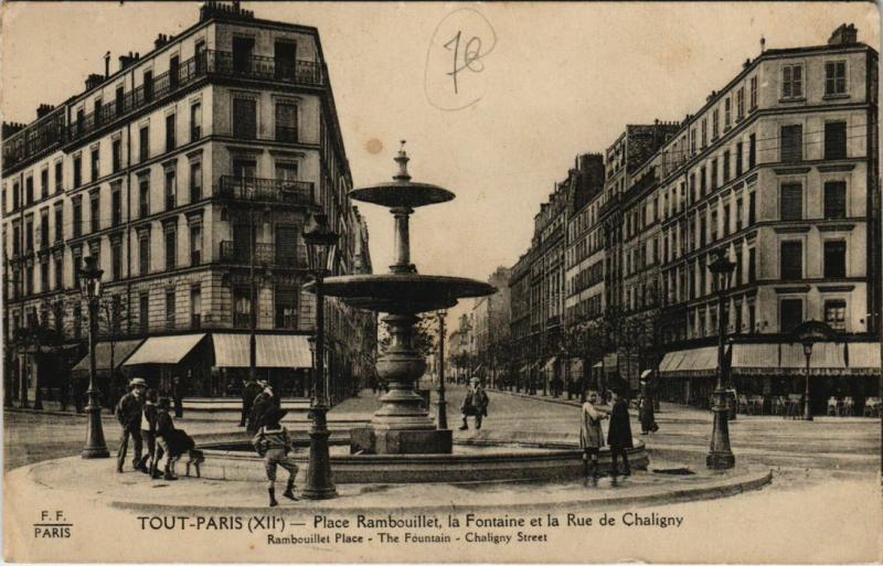 Carte postale ancienne Place Rambouillet, la Fontaine et la Rue de Chaligny à Paris 12e