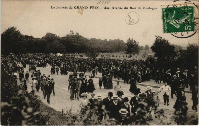 Carte postale ancienne La Journée du Grand Prix - Une Avenue du Bois de Boulogne à Paris 16e