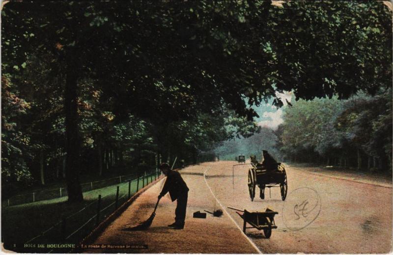 Carte postale ancienne Bois de Boulogne - La route de Suresnes le matin à Paris 16e