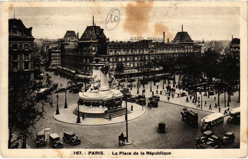Carte postale ancienne Paris 11e - La Place de la République à Paris 11e