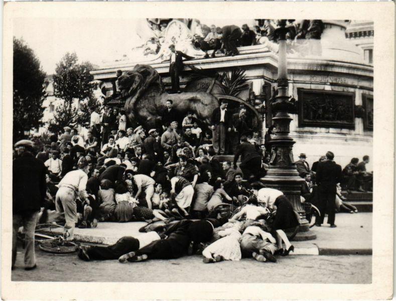 Carte postale ancienne Paris 11e - La foule pendant la fusillade Place de la... à Paris 11e