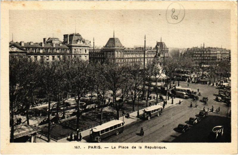Carte postale ancienne Paris 11e - La Place de la République à Paris 11e