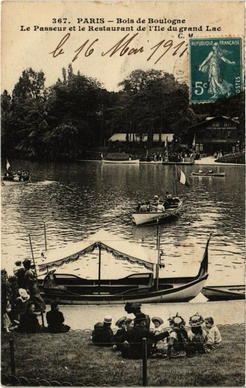 Carte postale ancienne Bois de Boulogne - Le Passeur et le Restaurant de l'Ile du grand Lac à Paris 16e