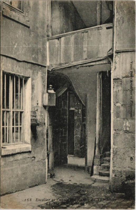 Carte postale ancienne Paris 4e - Escalier et Cour d'une maison du XVIe siècle à Paris 4e