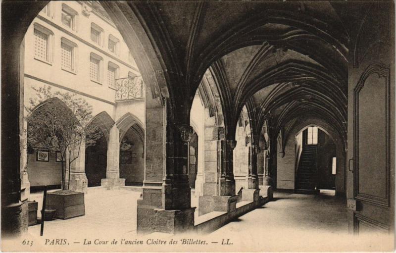 Carte postale ancienne Paris 4e - La Cour de l'ancien Cloître des Billettes à Paris 4e
