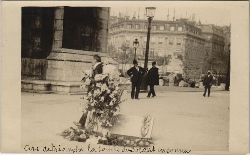 Carte postale ancienne Arc de Triomphe - Tombe du Soldat inconnu à Paris 16e