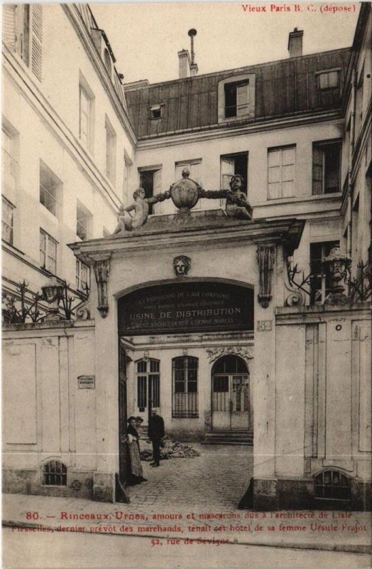Carte postale ancienne Paris 3e - Rinceaux, Urnes, amours et mascarons à Paris 3e