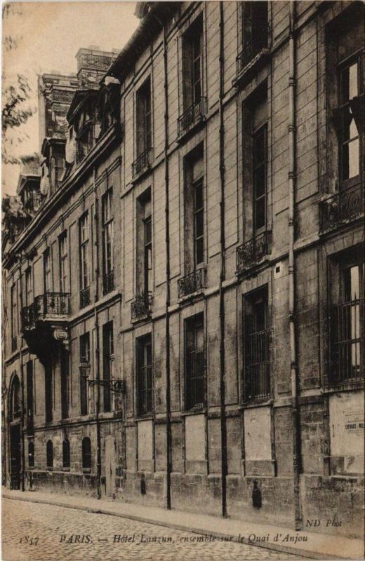 Carte postale ancienne Paris 5e - 1857. Hôtel Lauzun, ensemble sur le Quai d'Anjou à Paris 5e