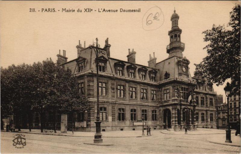 Carte postale ancienne Mairie du XIIe - L'Avenue Daumesnil à Paris 12e
