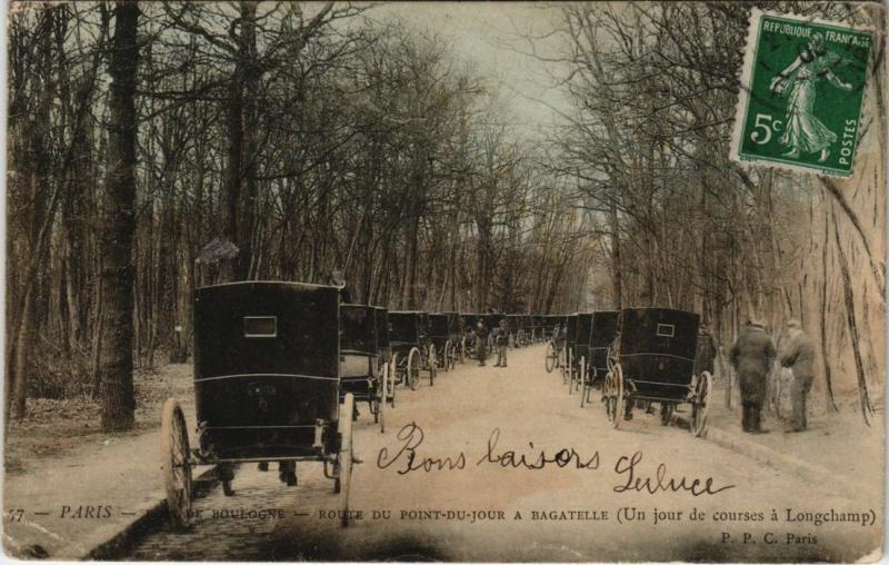 Carte postale ancienne Bois de Boulogne - Route du Point-du-Jour à Bagatelle - Un jour de courses à Longchamp à Paris 16e