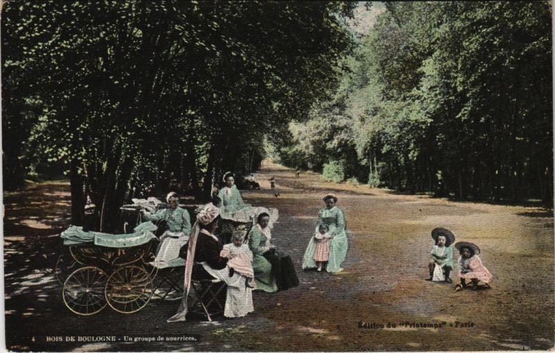Carte postale ancienne Bois de Boulogne - Un groupe de nourrices à Paris 16e