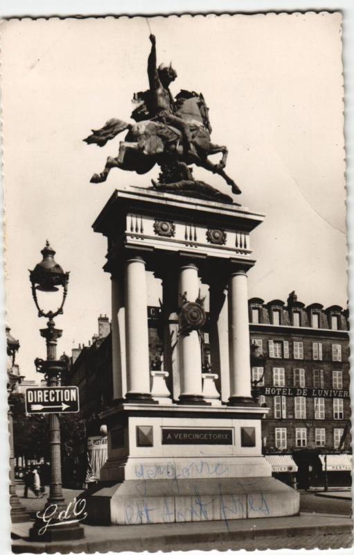 Carte postale ancienne Clermont Ferrand Statue de Vercingetorix , Place de Jaude à Clermont-Ferrand